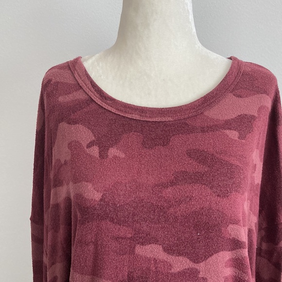 Old Navy Scoop Neckline with Drop Shoulder Oversized Cozy-Knit Camo Print - Picture 5 of 8